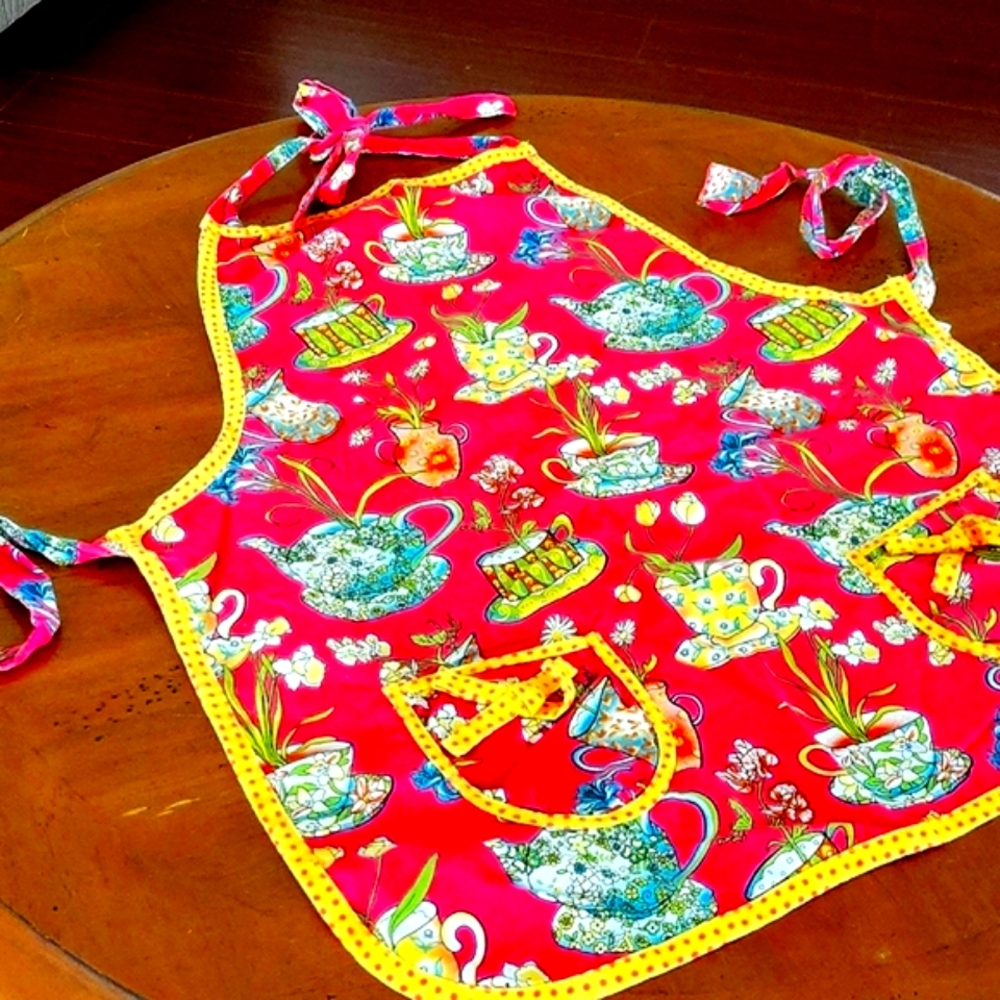 CHILD'S APRON    GIRL KRAZY APRON BY KRAZY CAT